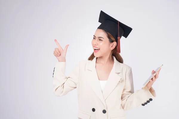 Portret Van Jonge Vrouw Afgestudeerd Witte Achtergrond — Stockfoto