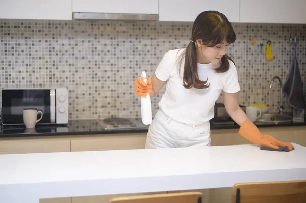 Eine Junge Schöne Frau Mit Gummihandschuhen Putzt Hause Den Tisch — Stockfoto