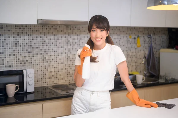 Eine Junge Schöne Frau Mit Gummihandschuhen Putzt Hause Den Tisch — Stockfoto