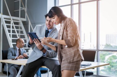 Modern ofiste tartışan ve beyin fırtınası yapan genç bir iş adamı.