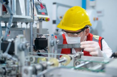 Üretim fabrikasında kalite kontrol (QC) mühendisi izleme ve kontrol makinesi sistemi