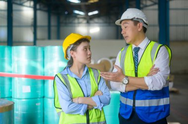 Mühendisler depoda çalışırken koruyucu maske takıyorlar. 