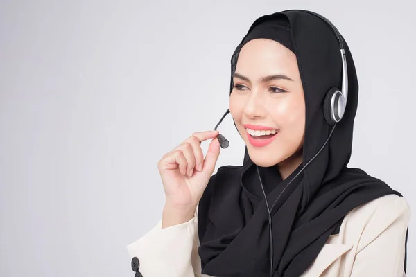 客户服务操作员穆斯林妇女穿着西服 头戴耳机在白色背景工作室上 — 图库照片