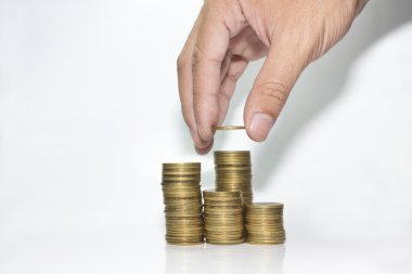 Altın para yığını beyaza izole edilmiş