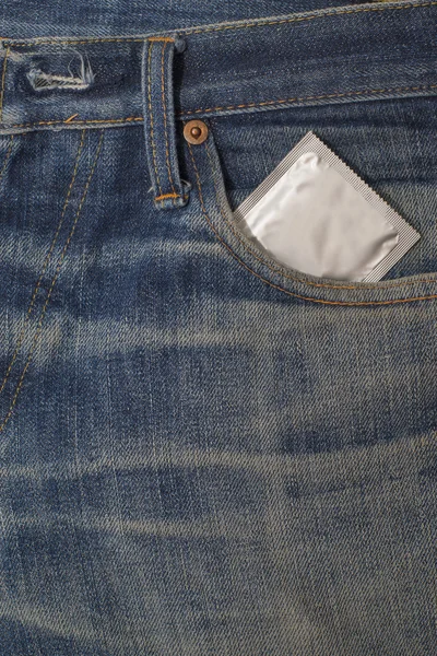 避孕套在牛仔裤的口袋里安全的性行为 — 图库照片