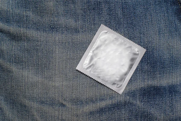 Презервативи В джинсах кишені для безпечного сексу — стокове фото