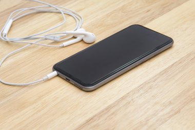 akıllı telefon ve ahşap zemin üzerine Not