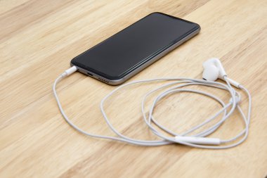 akıllı telefon ve ahşap zemin üzerine Not