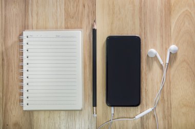 akıllı telefon, kalem ve ahşap zemin üzerine Not