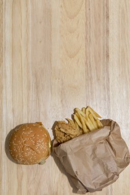 Fast food büyük hamburger ve patates kızartması ahşap arka plan ayarla