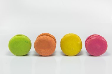 Beyaz arka plan üzerinde izole renkli acıbadem kurabiyesi