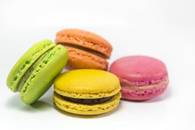 Beyaz arka plan üzerinde izole renkli acıbadem kurabiyesi