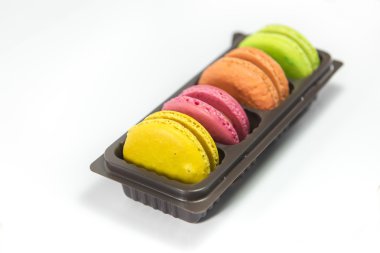 Beyaz arka plan üzerinde izole renkli acıbadem kurabiyesi