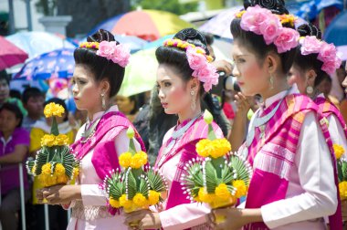Phanomphrai, Roi-Et, Tay-Haziran 4: tanımlanamayan dansçılar gerçekleştirmek 