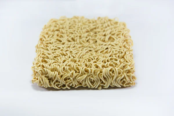 Ασιατικές ramen στιγμιαία noodles που απομονώνονται σε λευκό φόντο — Φωτογραφία Αρχείου