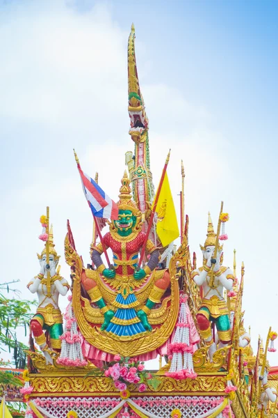 Phanomphrai, roi-et, thai-juni 4: raketendekoration auto in rakete — Stockfoto