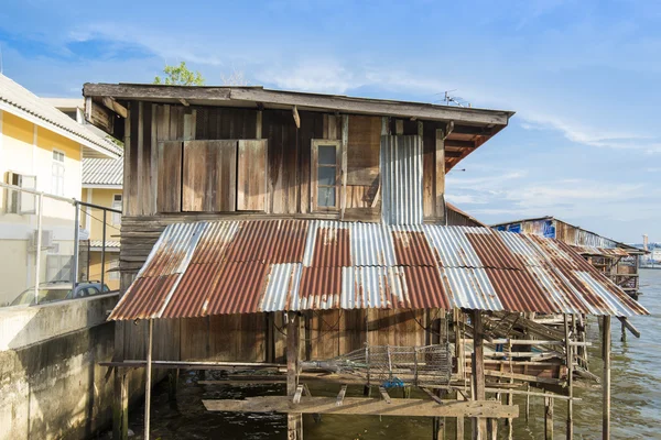 Gammelt træhus i Thailand - Stock-foto