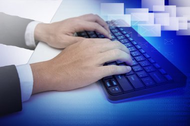 bilgisayar klavye ve birden fazla sosyal medya görüntüleri