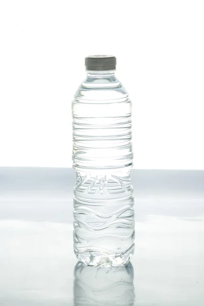 Garrafa de água isolada em foco branco e seletivo — Fotografia de Stock