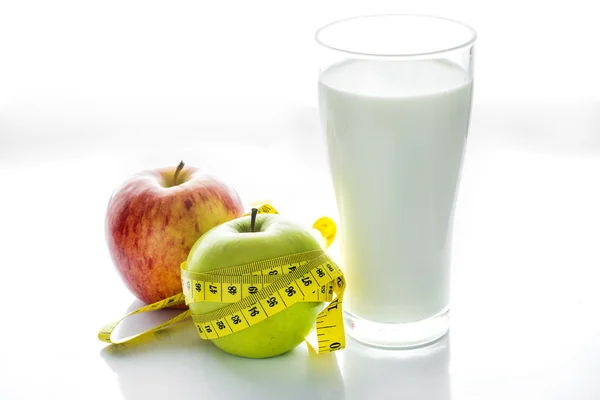 白、選択的な焦点分離されたアップルとミルクのガラス — ストック写真