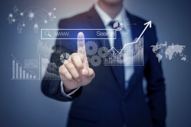 Internet arama sayfasında bilgisayar dokunmatik scr tıklayarak iş adamı