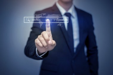 Internet arama sayfasında bilgisayar dokunmatik scr tıklayarak iş adamı