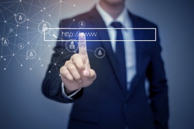 Internet arama sayfasında bilgisayar dokunmatik scr tıklayarak iş adamı