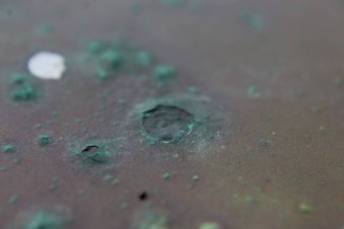 Korkuluktaki paslı metal