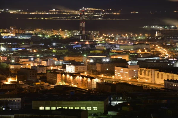 Metalurji endüstriyel bölgesinin gece lambalarının fotoğrafı.