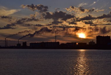 Metalurji endüstriyel bölgesinin gece lambalarının fotoğrafı.
