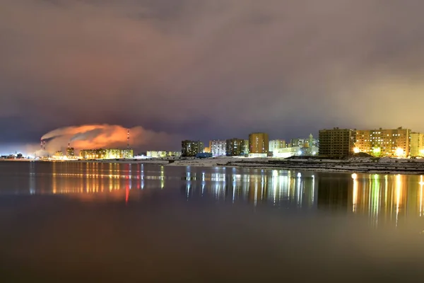 Metalurji endüstriyel bölgesinin gece lambalarının fotoğrafı.