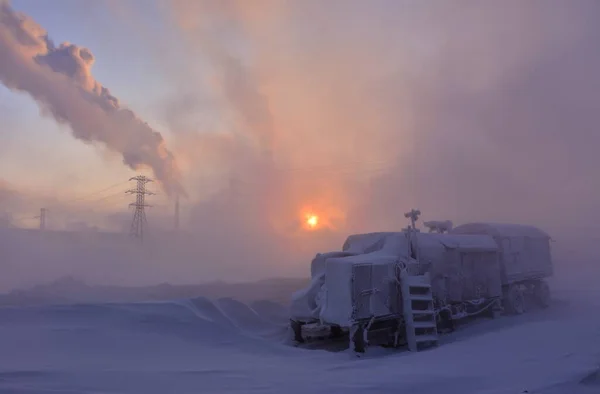 Kuzey Kutbu 'ndaki fabrikaların komik fotoğrafları. Yaz ve kış.