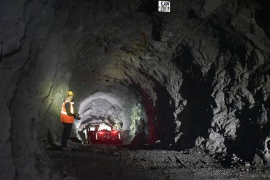Kuzey Kutbu 'ndaki bir madenden fotoğraflar. Yeraltında çalışmak.