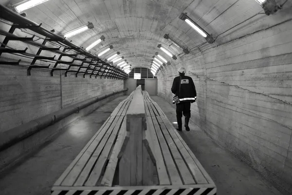 Kuzey Kutbu 'ndaki bir madenden fotoğraflar. Yeraltında çalışmak.