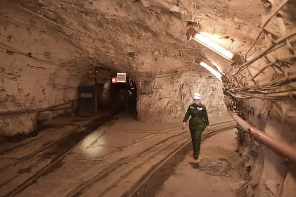 Kuzey Kutbu 'ndaki bir madenden fotoğraflar. Yeraltında çalışmak.