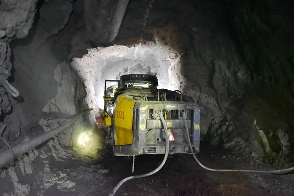 Kuzey Kutbu 'ndaki bir madenden fotoğraflar. Yeraltında çalışmak.