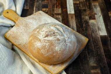 İştah açıcı taze pişmiş ekmek şimdi masaya kondu..