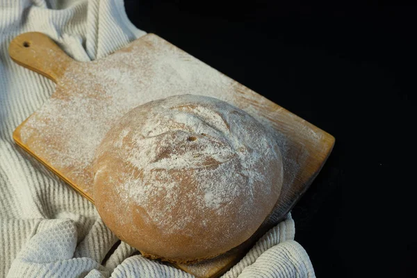 Ορεκτικό φρεσκοψημένο ψωμί σε ξύλο κοπής — Φωτογραφία Αρχείου
