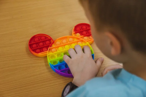 Childs bir oyuncakla oynuyor, patlat onu. 