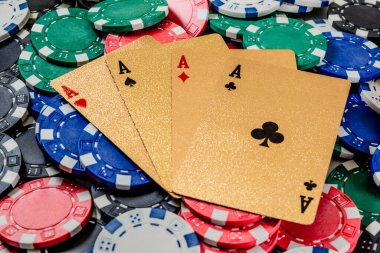 Altın poker kartları ve fişler