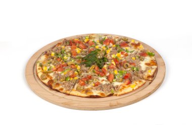 Beyaz arka planda karışık pizza.