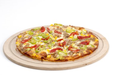 Beyaz arka planda karışık pizza.