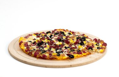 Beyaz arka planda karışık pizza.