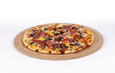 Beyaz arka planda karışık pizza.