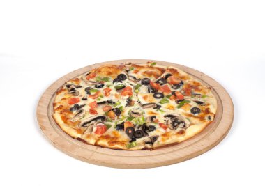 Beyaz arka planda karışık pizza.