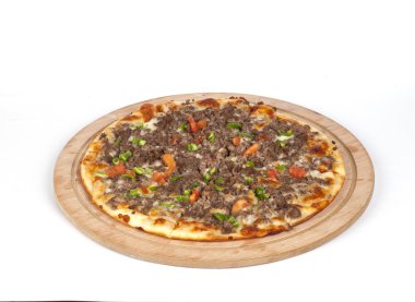 Beyaz arka planda karışık pizza.