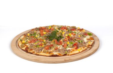 Beyaz arka planda pizza.