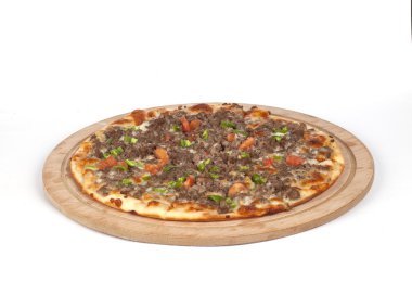 Beyaz arka planda pizza.
