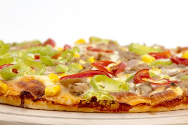 Beyaz arka planda pizza.