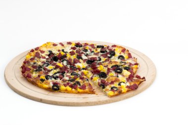 Beyaz arka planda pizza.